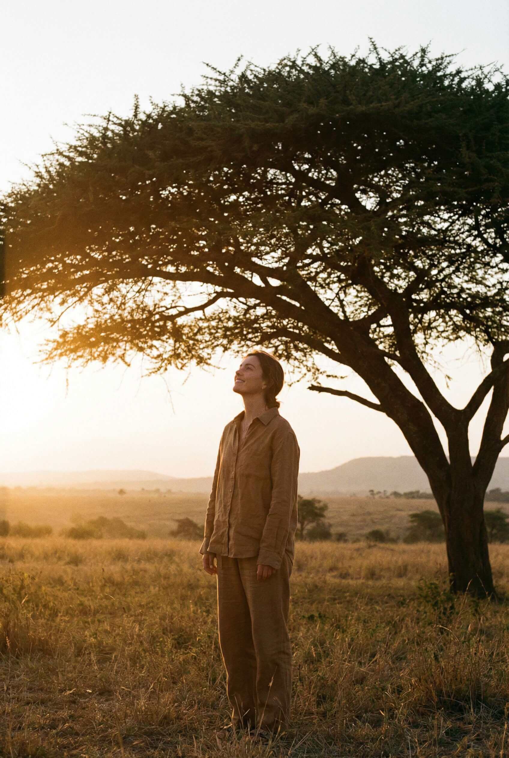 pleniage nr nad plus nicotinamida ribosido - Fibregum™, una fibra natural de acacia que protege el ingrediente activo respetando tu organismo - foto modelo en entorno natural con una acacia de fondo.