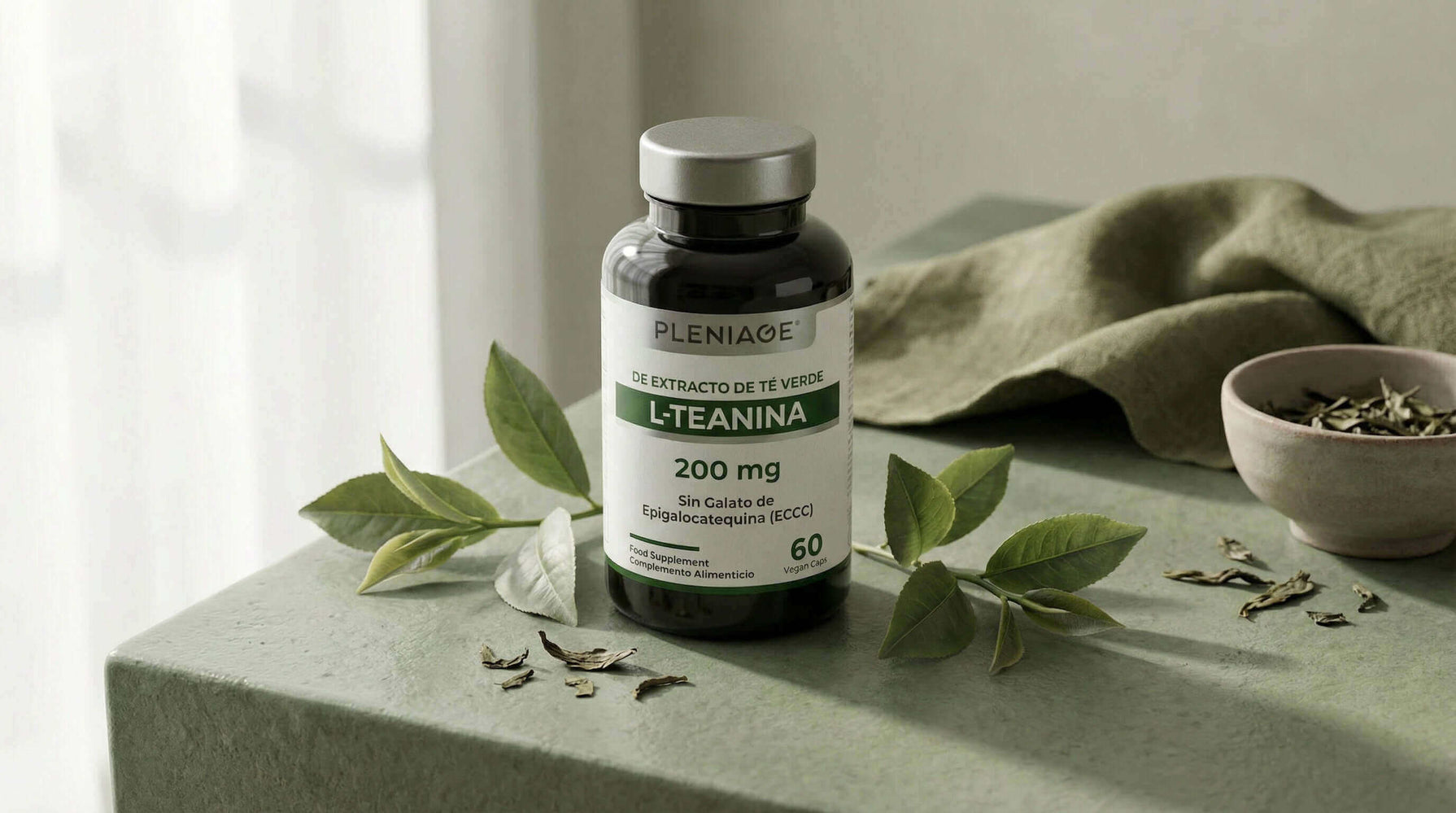 pleniage l-teanina de extracto de te verde sin EGCG sin galato de epilogatequina sin cafeina 200 mg 60 caps - escena con hoja fresca de té verde