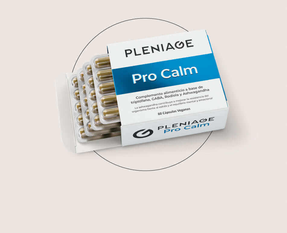 PLENIAGE PRO CALM con GABA Rhodiola y Ashwagandha. Contribuye a mejorar la resistencia al estrés y el equilibrio mental y emocional. Estuche abierto con 4 blisters de cápsulas veganas sobre círculo decorativo.