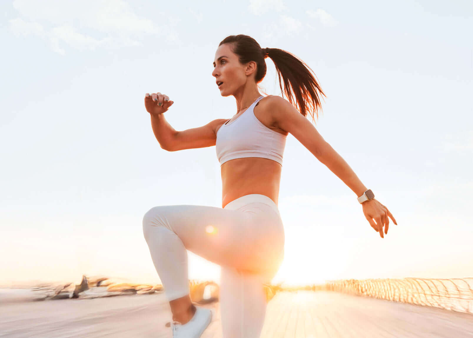 pleniage energy PRO complemento alimenticio suplemento energia celular modelo activa haciendo ejercicio al amanecer sol de fondo