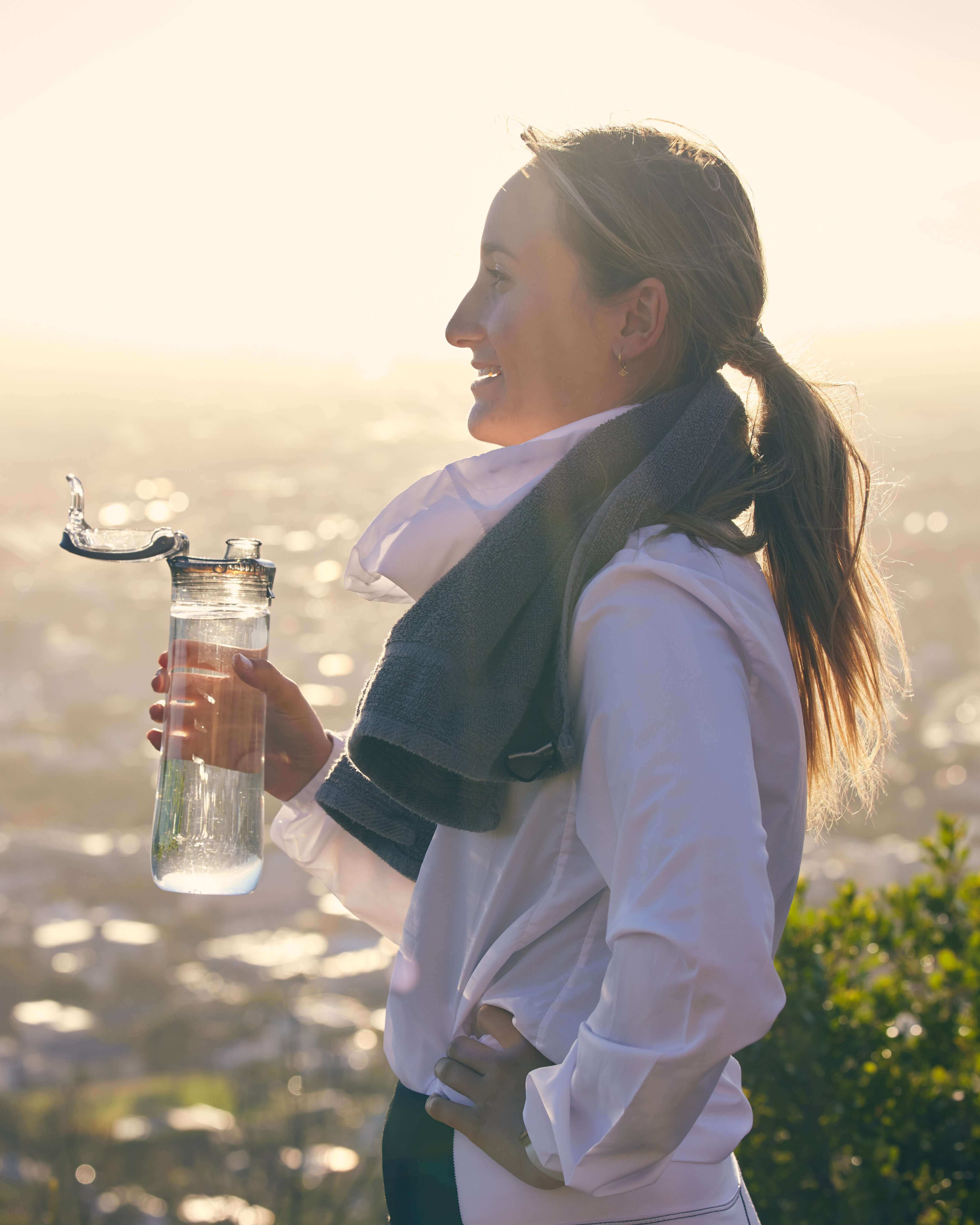 pleniage-mas-vitalidad-energy-pro-modelo-bebiendo-agua-accion