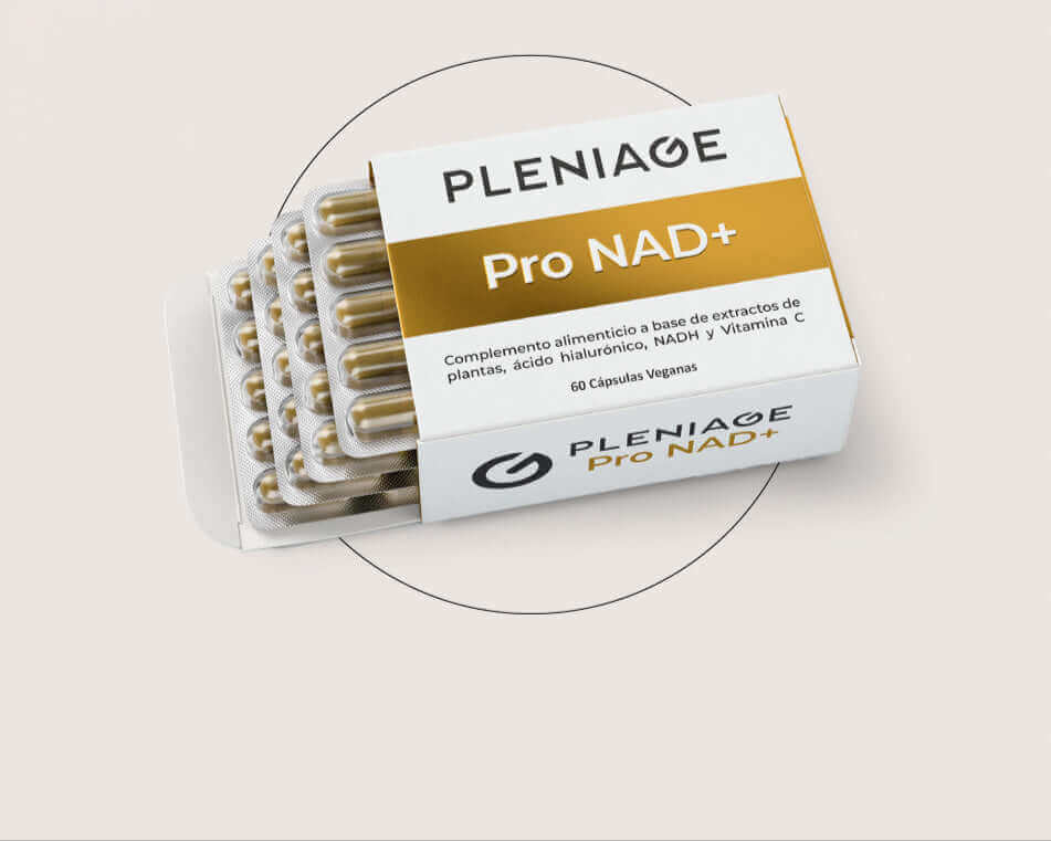 PLENIAGE Pro NAD+ plus con acido hialuronico, NADH, vitamina-C, quercetina, resveratrol y berberina. Caja abierta con 4 blisters sobre circulo decorativo