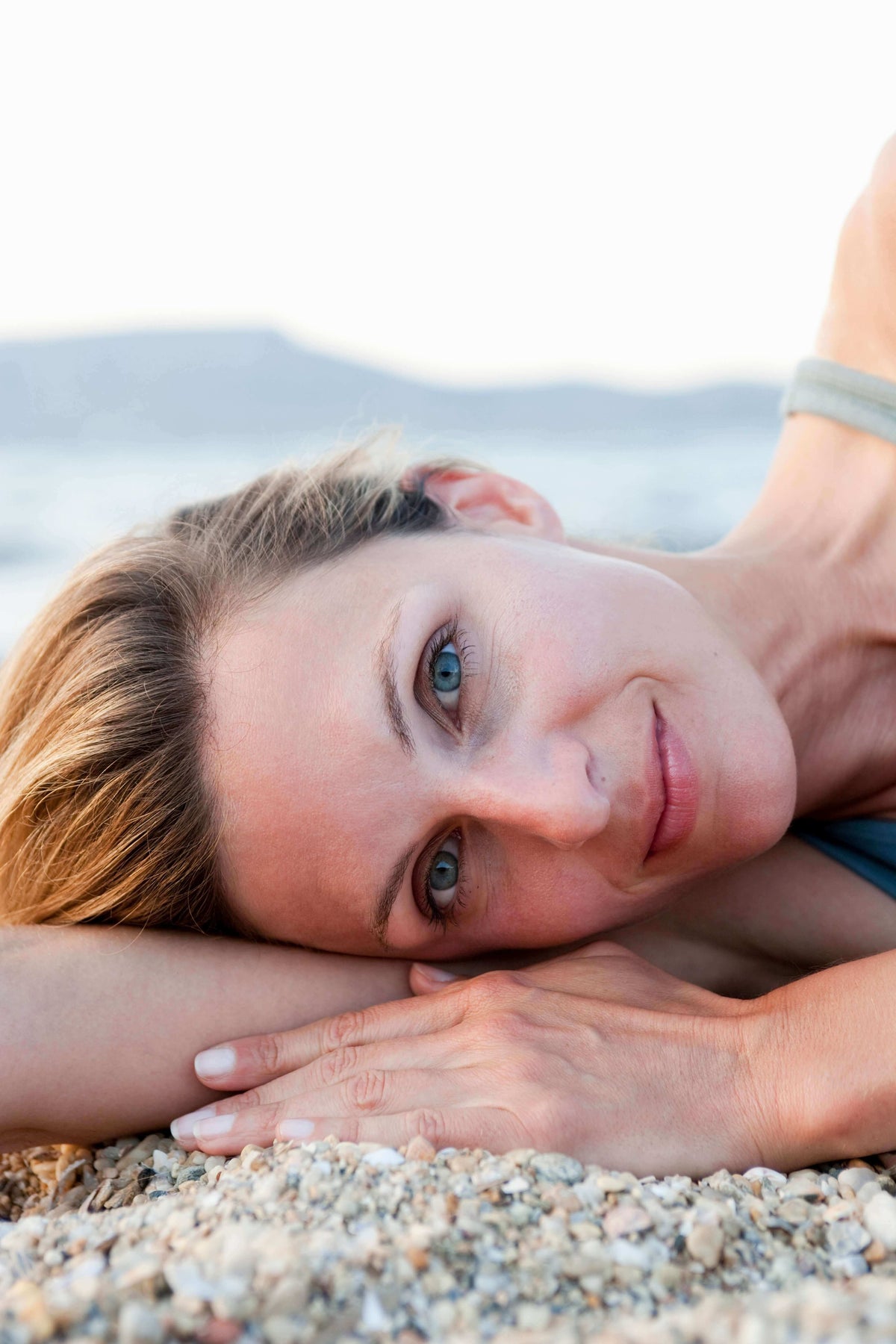 Mujer descansando en una playa — PLENIAGE ANTIOX PRO, bloque Más pureza