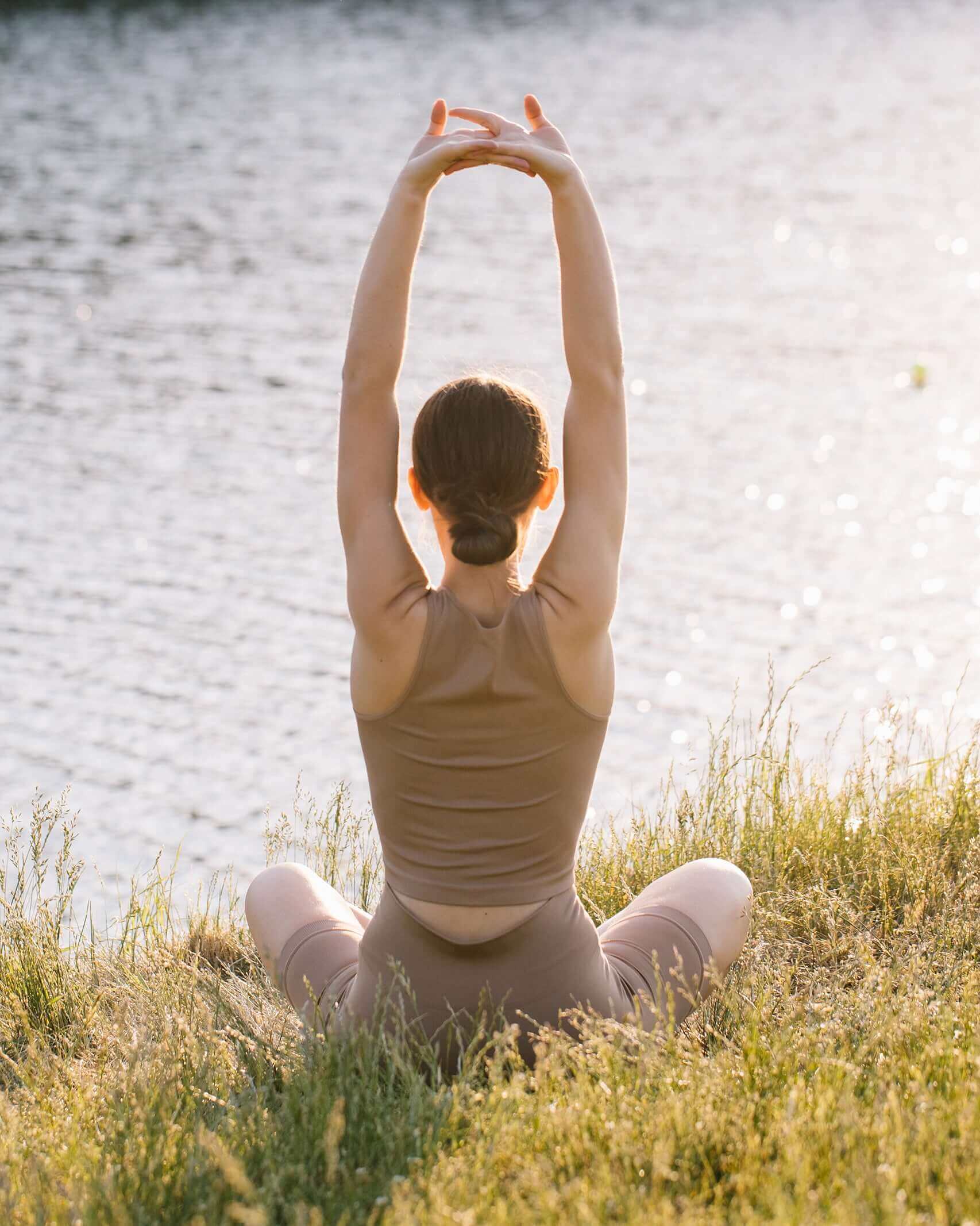 Pleniage energy pro mas bienestar - modelo relajandose y estirando tras el ejercicio