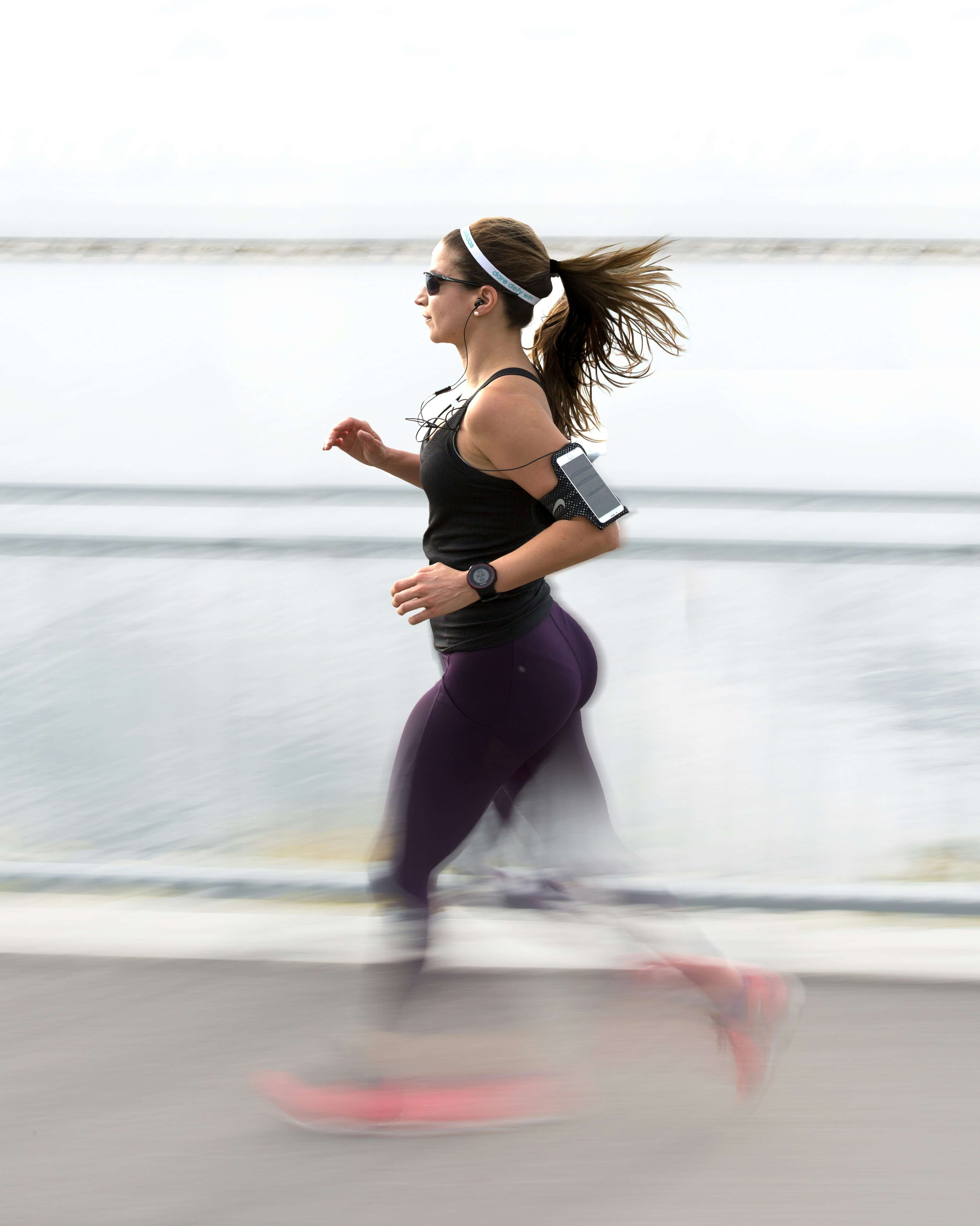 Pleniage energy pro mas energia para el dia a dia modelo corriendo en ropa deportiva