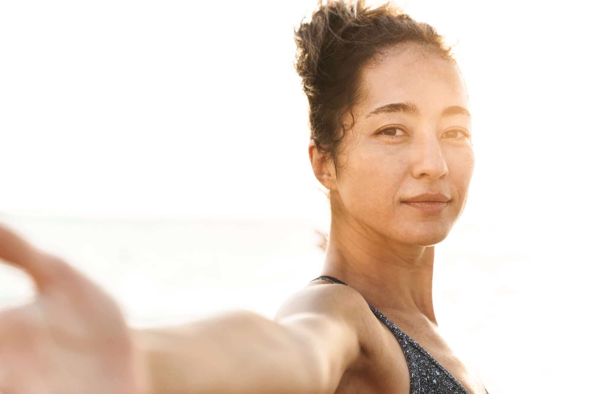 pleniage mujer haciendo deporte vitalidad habitos saludables