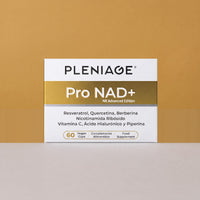 Caja de PLENIAGE PRO NAD+ NR Advanced Edition sobre suelo gris claro con pared dorada de fondo